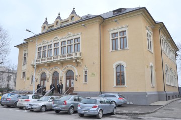 Unul dintre indivizii acuzaţi că au agresat doi oameni ai legii, în arest la domiciliu